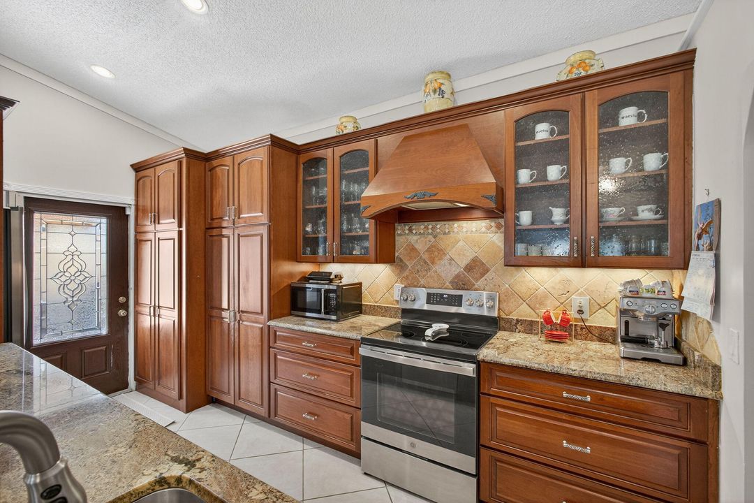 На продажу: $479,900 (2 спален, 2 ванн, 1378 Квадратных фут)