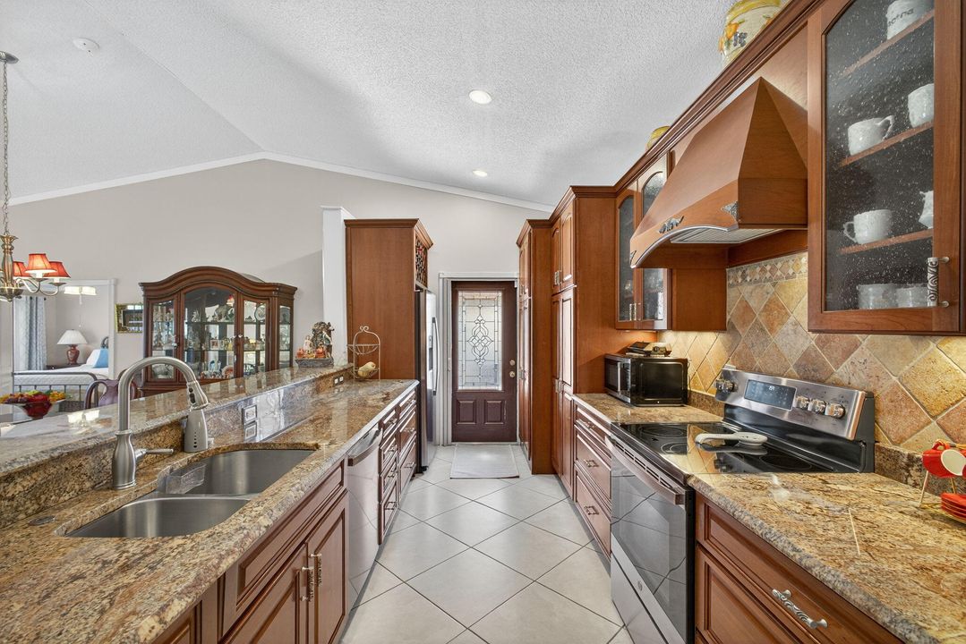 На продажу: $479,900 (2 спален, 2 ванн, 1378 Квадратных фут)