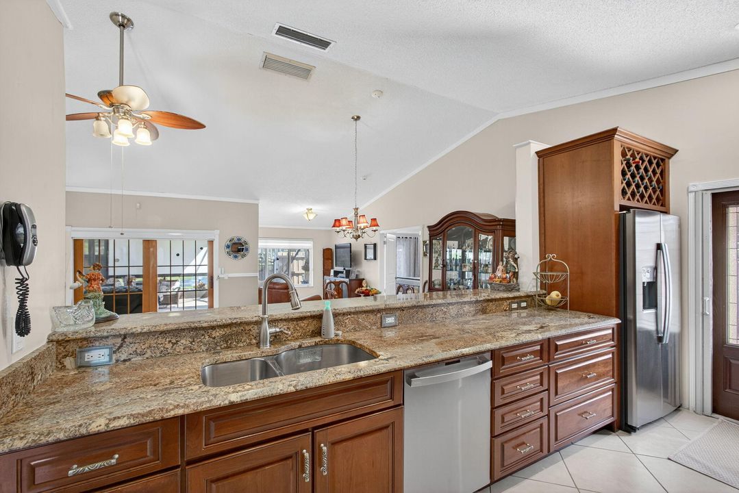 На продажу: $479,900 (2 спален, 2 ванн, 1378 Квадратных фут)