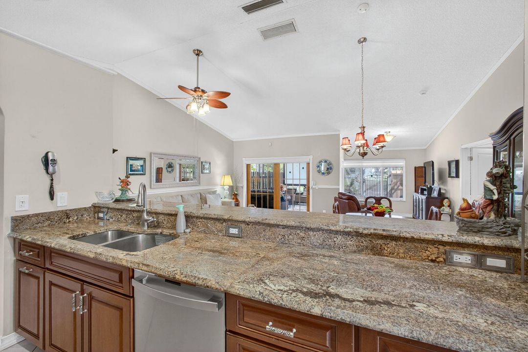 На продажу: $479,900 (2 спален, 2 ванн, 1378 Квадратных фут)