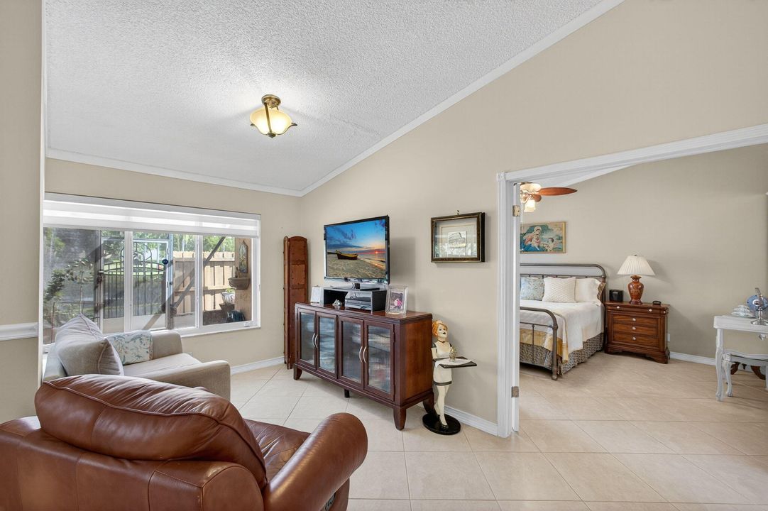 На продажу: $479,900 (2 спален, 2 ванн, 1378 Квадратных фут)