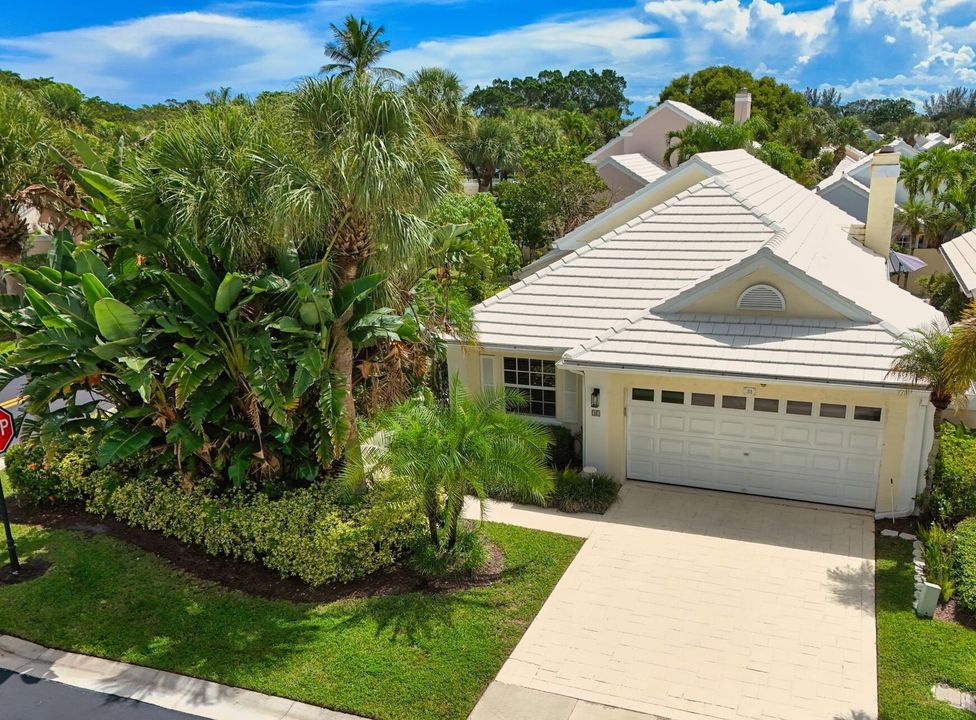 Active With Contract: $650,000 (3 beds, 2 baths, 1467 Square Feet)