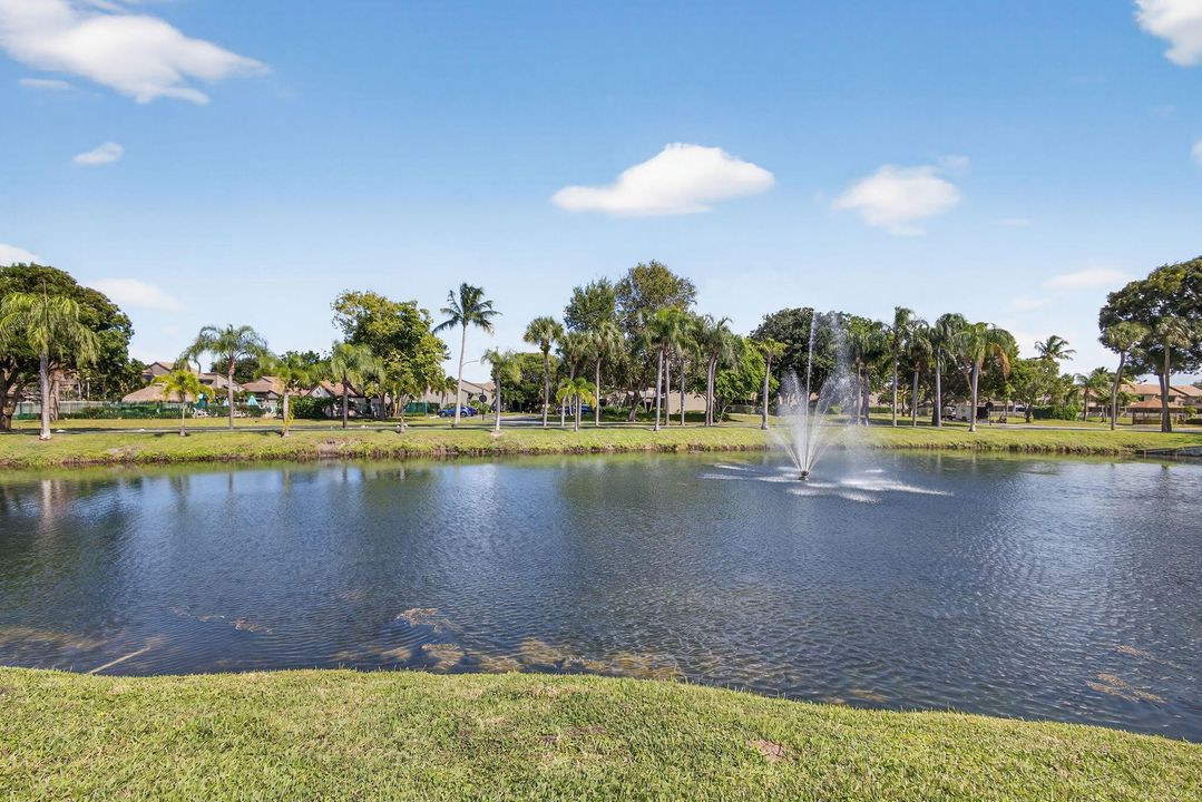 На продажу: $479,900 (2 спален, 2 ванн, 1378 Квадратных фут)