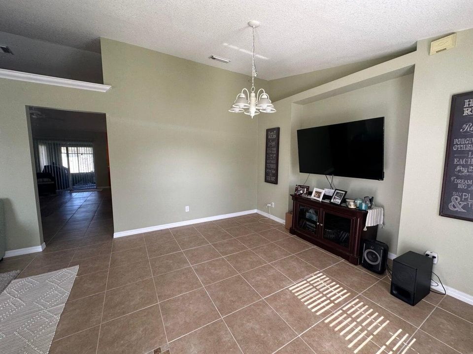 En Renta: $2,575 (3 camas, 2 baños, 1546 Pies cuadrados)