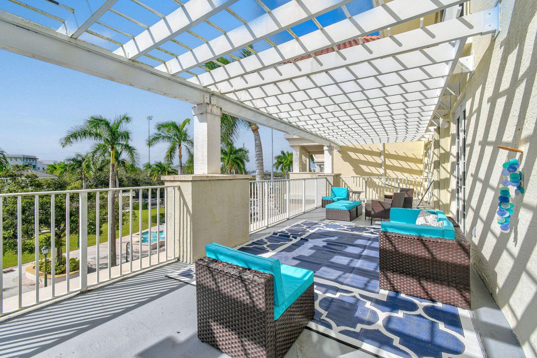 For Rent: $3,500 (2 beds, 1 baths, 968 Square Feet)