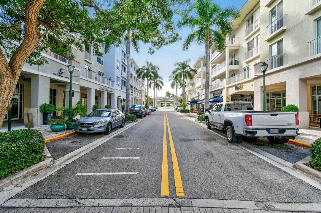 For Rent: $3,500 (2 beds, 1 baths, 968 Square Feet)