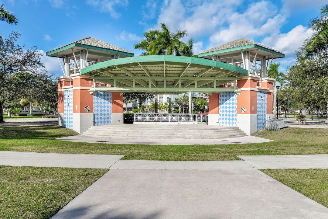 For Rent: $3,500 (2 beds, 1 baths, 968 Square Feet)