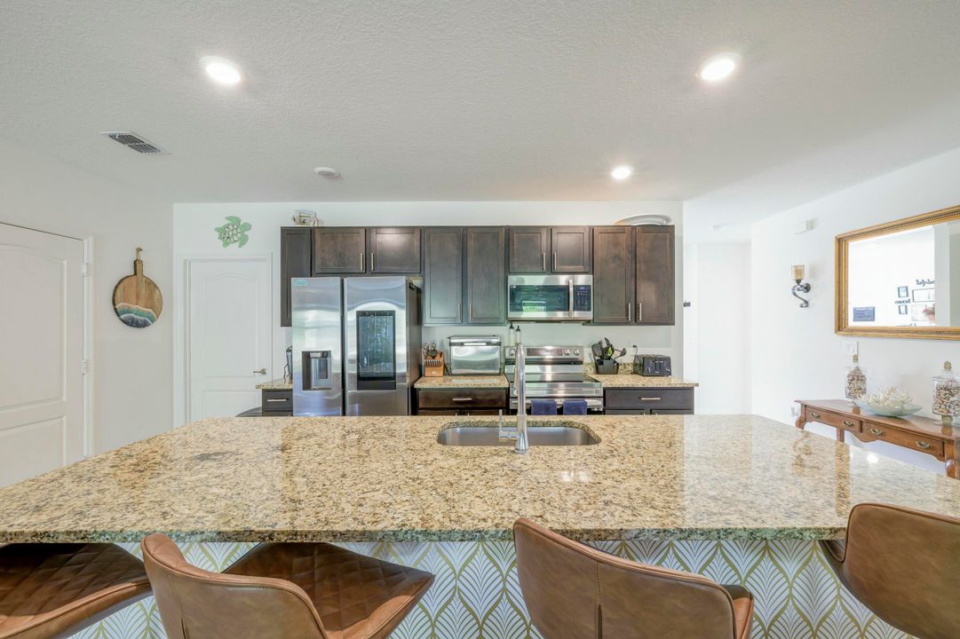 For Rent: $2,700 (4 beds, 2 baths, 2059 Square Feet)