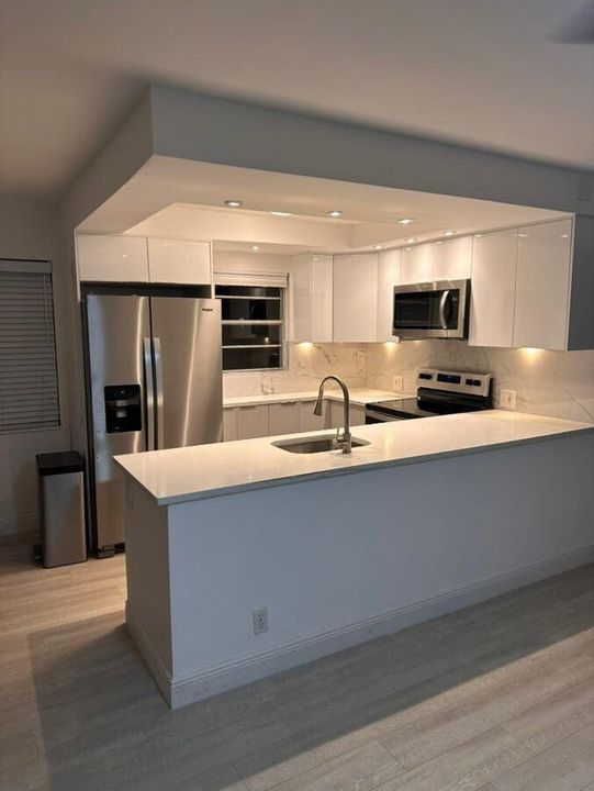 Active With Contract: $1,895 (2 beds, 1 baths, 835 Square Feet)