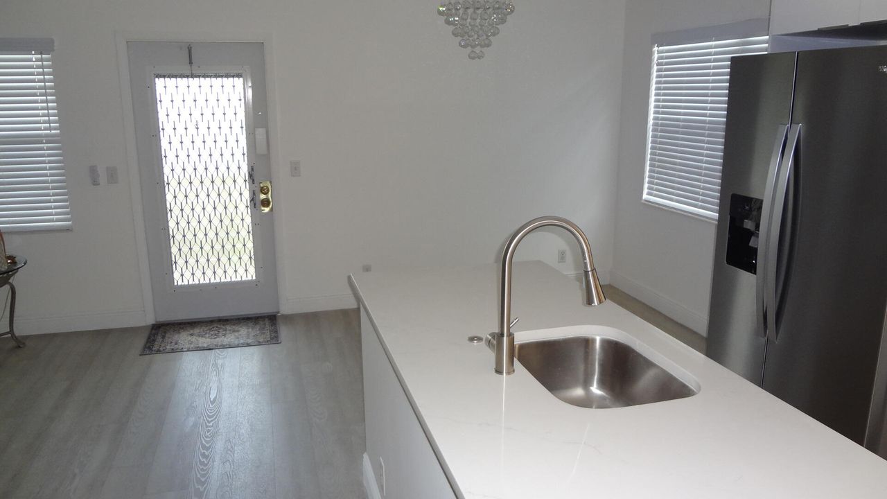 Active With Contract: $1,895 (2 beds, 1 baths, 835 Square Feet)