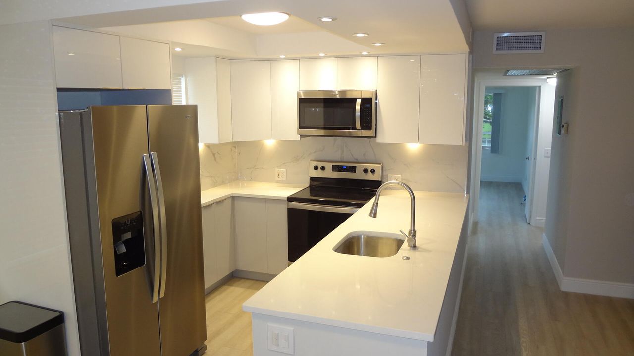 Active With Contract: $1,895 (2 beds, 1 baths, 835 Square Feet)
