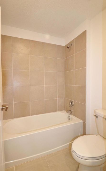 待售: $400,000 (6 贝兹, 3 浴室, 2586 平方英尺)