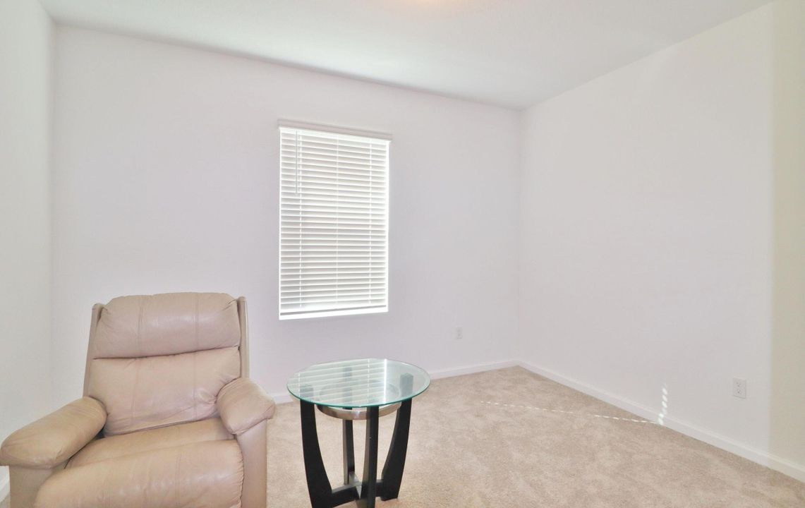 待售: $400,000 (6 贝兹, 3 浴室, 2586 平方英尺)