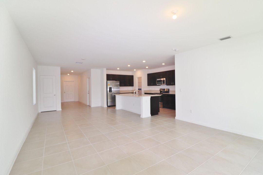 待售: $400,000 (6 贝兹, 3 浴室, 2586 平方英尺)