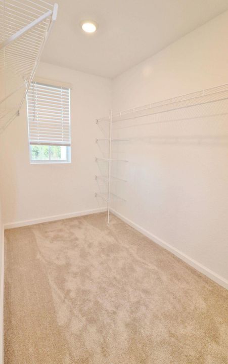 待售: $400,000 (6 贝兹, 3 浴室, 2586 平方英尺)