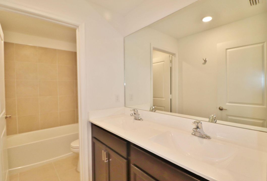 待售: $400,000 (6 贝兹, 3 浴室, 2586 平方英尺)