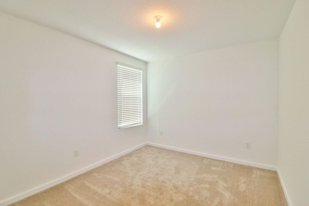 待售: $400,000 (6 贝兹, 3 浴室, 2586 平方英尺)