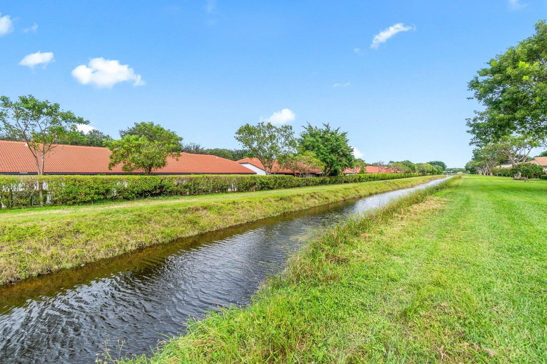 For Sale: $379,000 (2 beds, 2 baths, 1310 Square Feet)