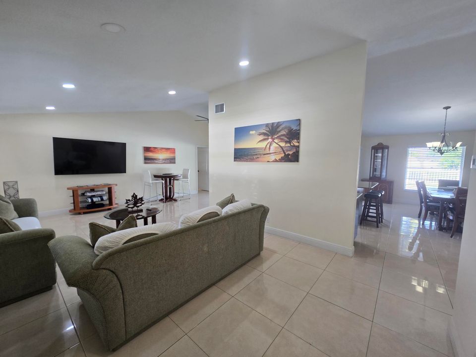 For Sale: $600,000 (3 beds, 2 baths, 1643 Square Feet)