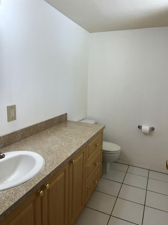 For Sale: $210,000 (1 beds, 1 baths, 780 Square Feet)
