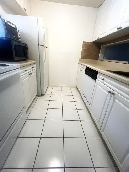 For Sale: $210,000 (1 beds, 1 baths, 780 Square Feet)