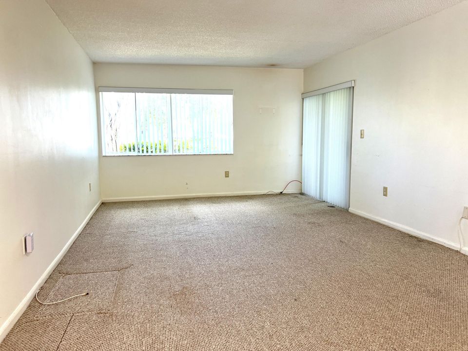 For Sale: $210,000 (1 beds, 1 baths, 780 Square Feet)