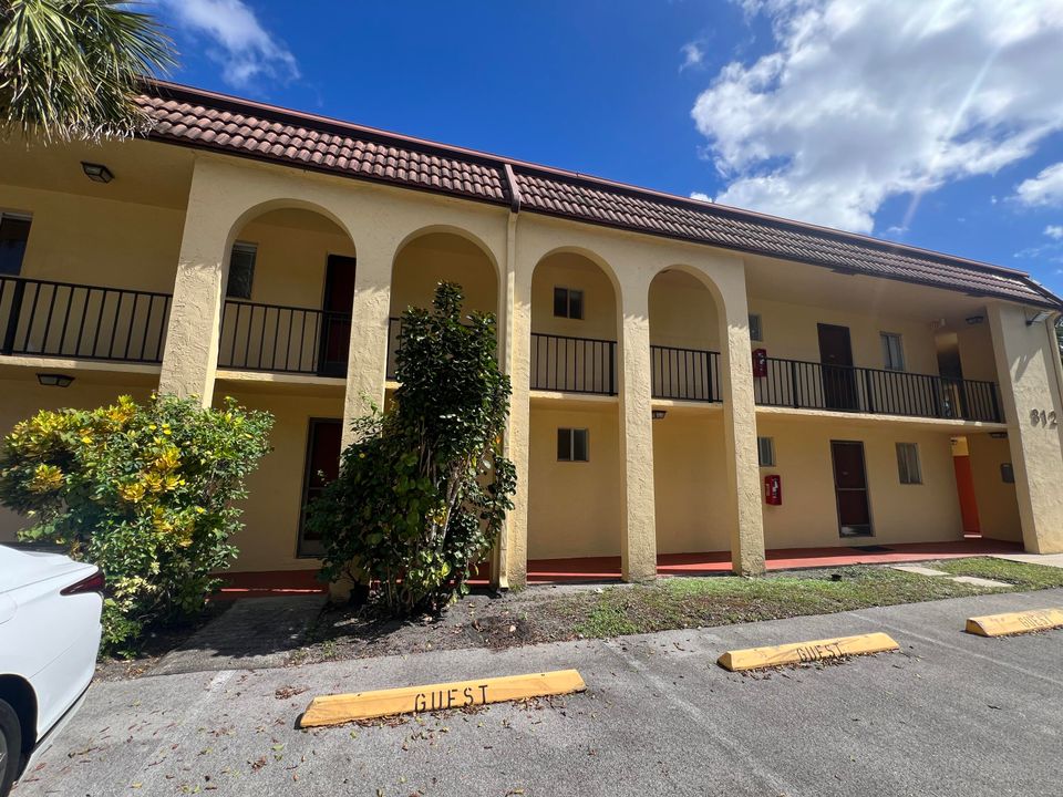 For Sale: $210,000 (1 beds, 1 baths, 780 Square Feet)