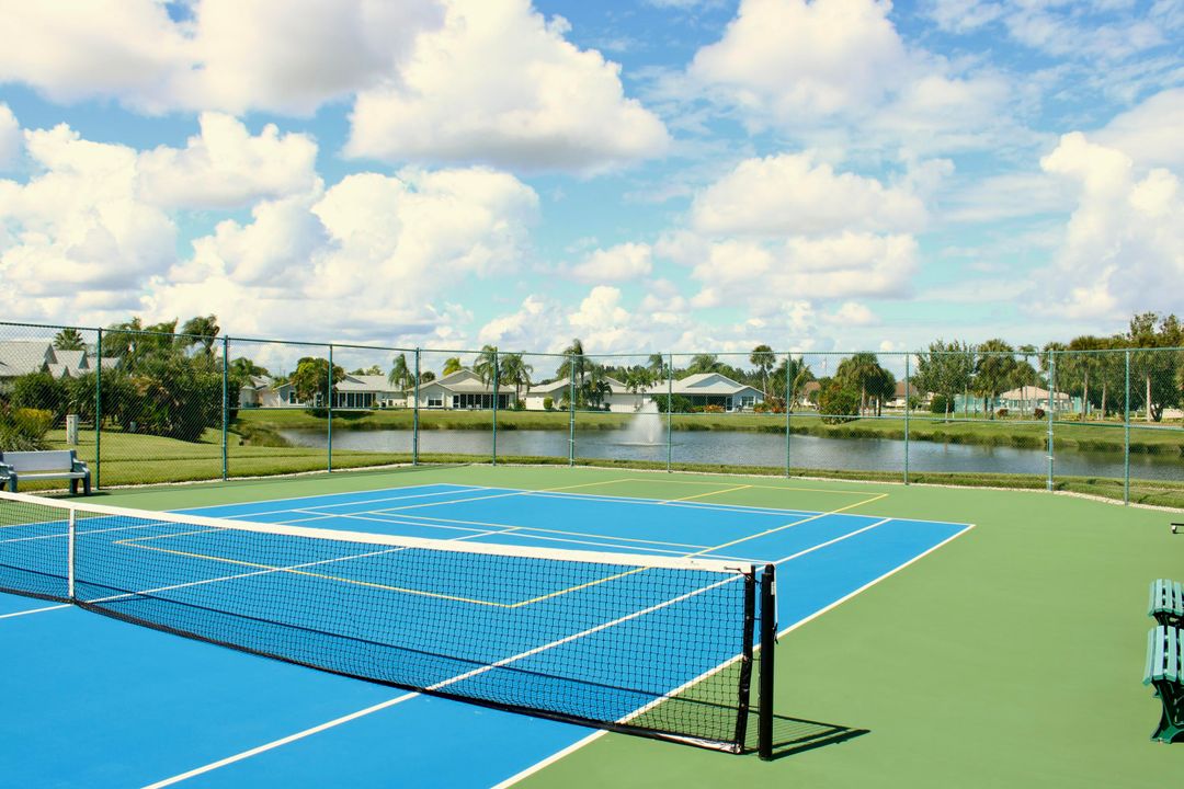 Под контрактом: $298,000 (2 спален, 2 ванн, 1450 Квадратных фут)