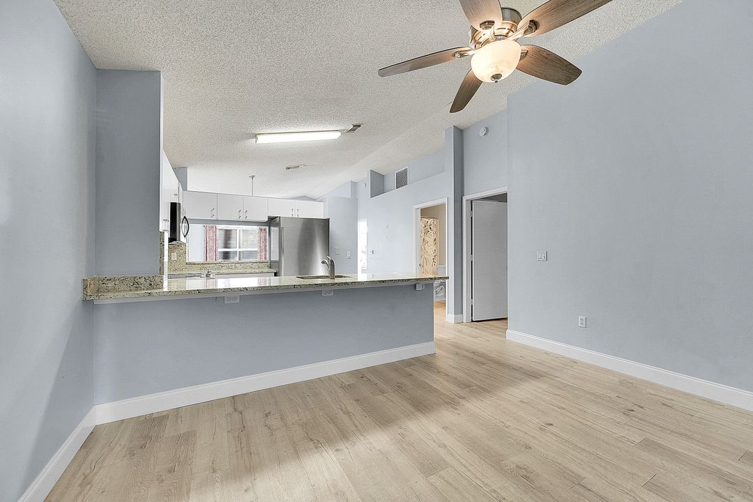 待售: $228,000 (2 贝兹, 2 浴室, 1217 平方英尺)