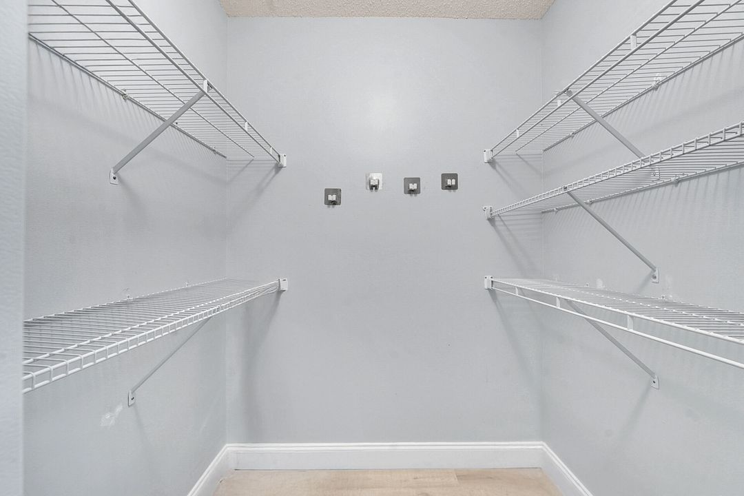 待售: $228,000 (2 贝兹, 2 浴室, 1217 平方英尺)