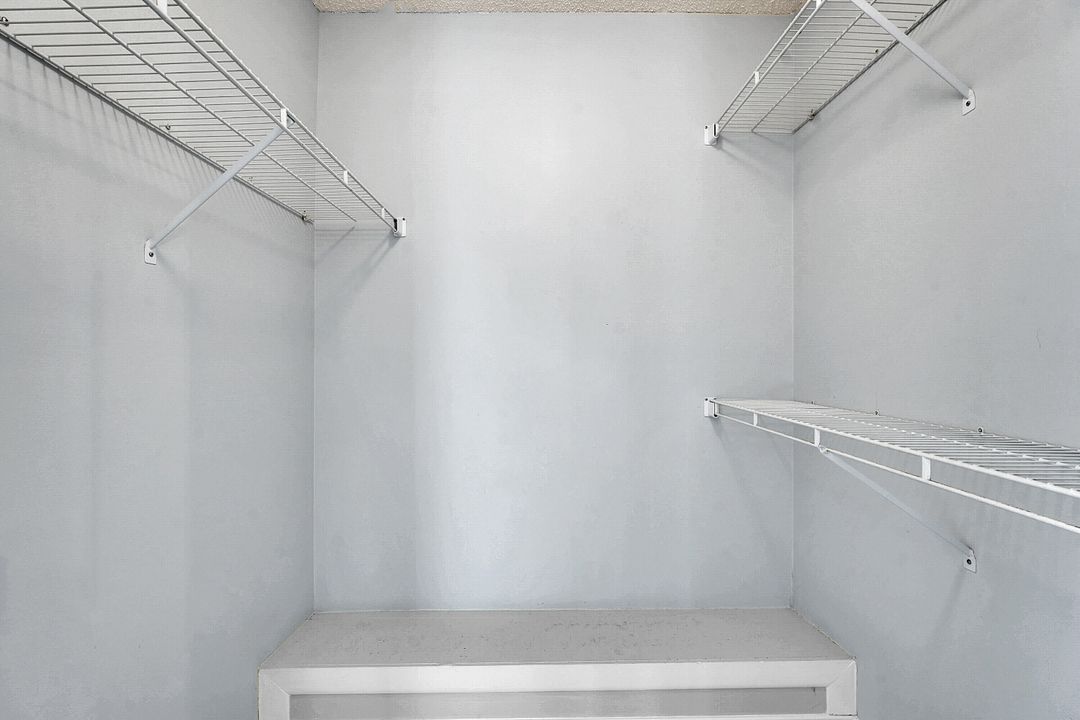 待售: $228,000 (2 贝兹, 2 浴室, 1217 平方英尺)