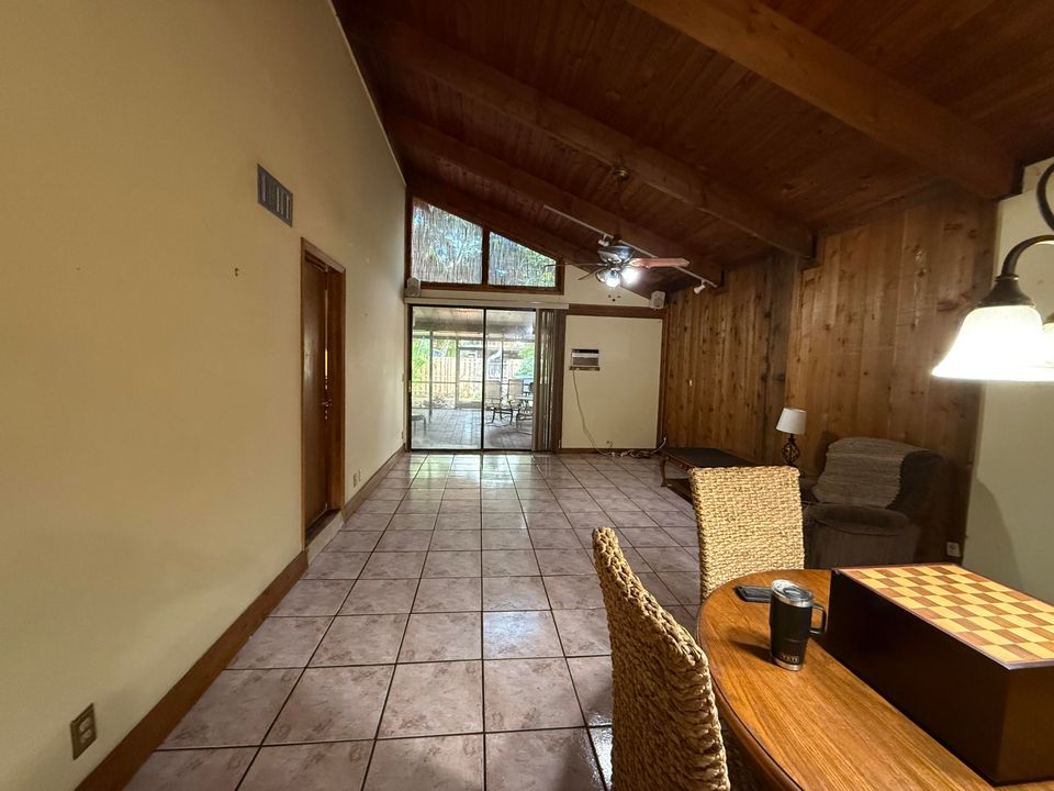 合同活跃: $299,000 (2 贝兹, 2 浴室, 1136 平方英尺)