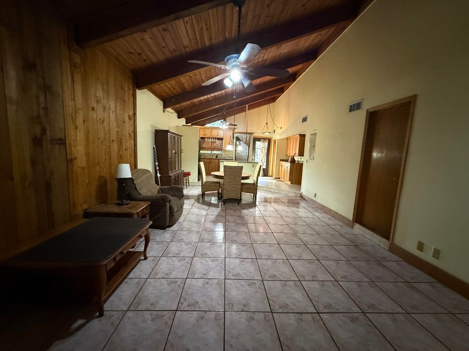 合同活跃: $299,000 (2 贝兹, 2 浴室, 1136 平方英尺)