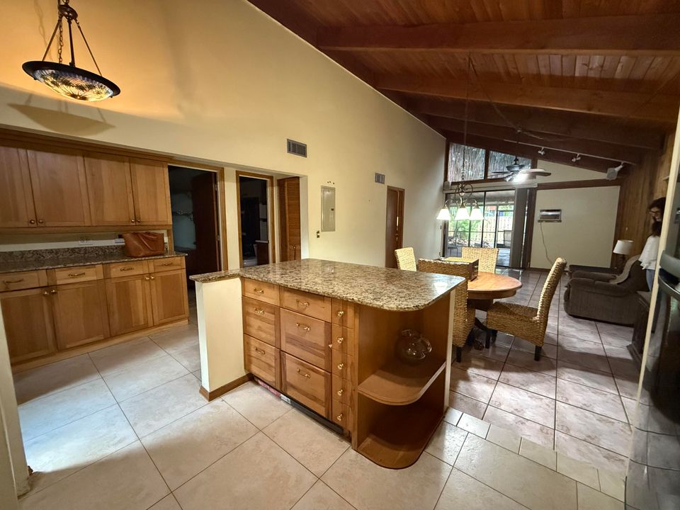 合同活跃: $299,000 (2 贝兹, 2 浴室, 1136 平方英尺)