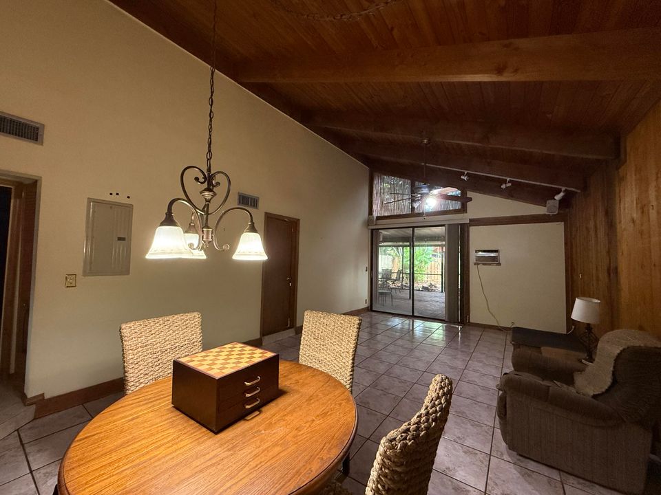 合同活跃: $299,000 (2 贝兹, 2 浴室, 1136 平方英尺)