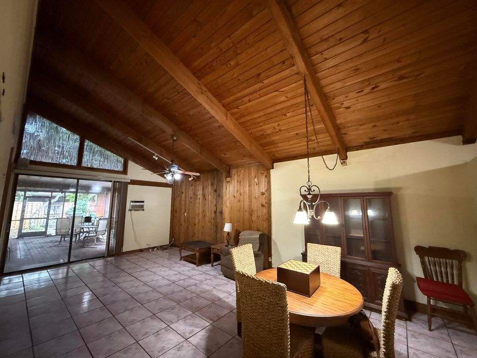 合同活跃: $299,000 (2 贝兹, 2 浴室, 1136 平方英尺)