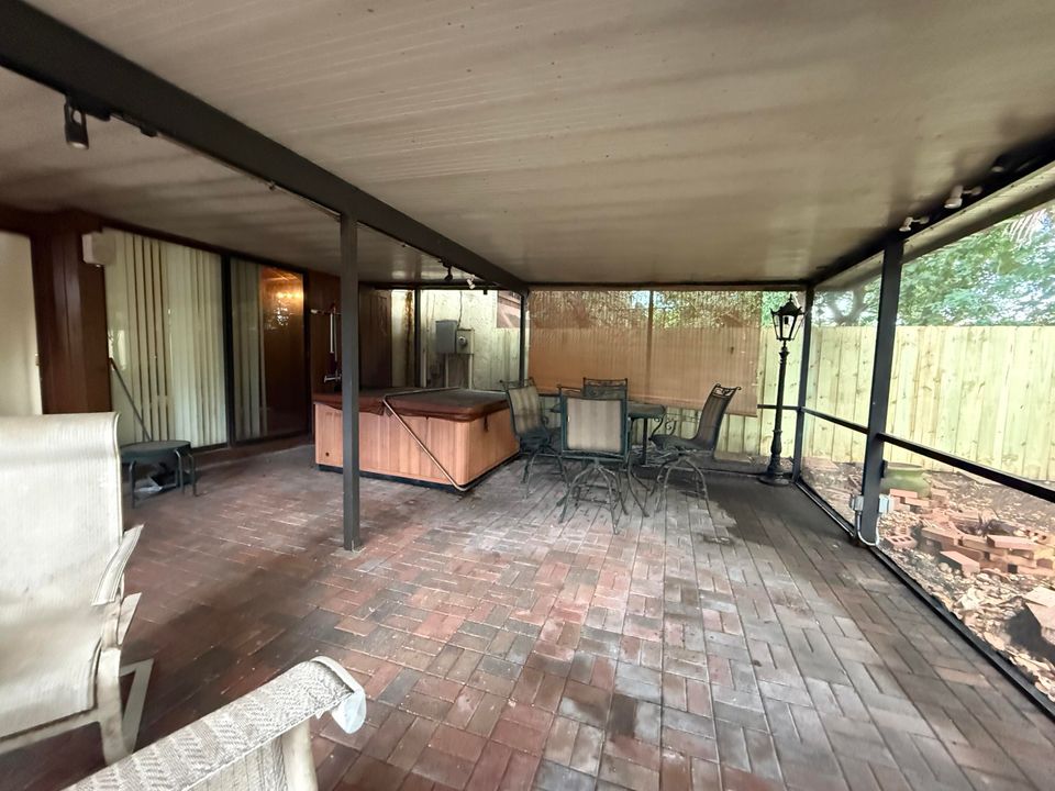 合同活跃: $299,000 (2 贝兹, 2 浴室, 1136 平方英尺)