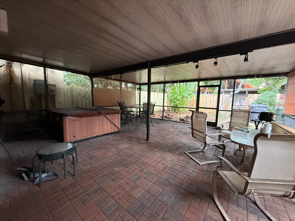 合同活跃: $299,000 (2 贝兹, 2 浴室, 1136 平方英尺)