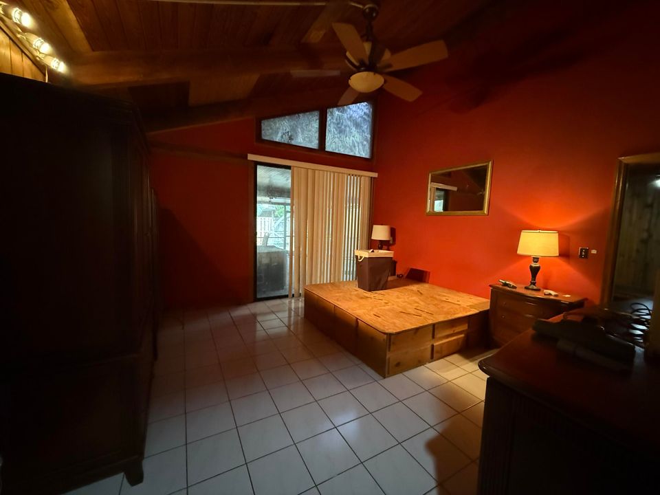 合同活跃: $299,000 (2 贝兹, 2 浴室, 1136 平方英尺)