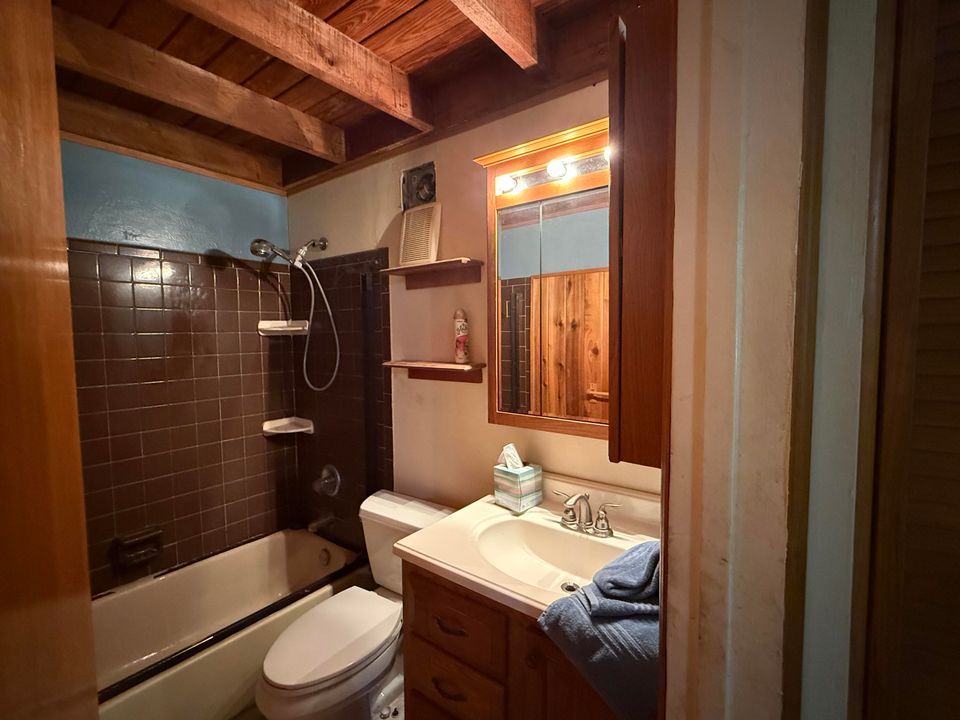 合同活跃: $299,000 (2 贝兹, 2 浴室, 1136 平方英尺)