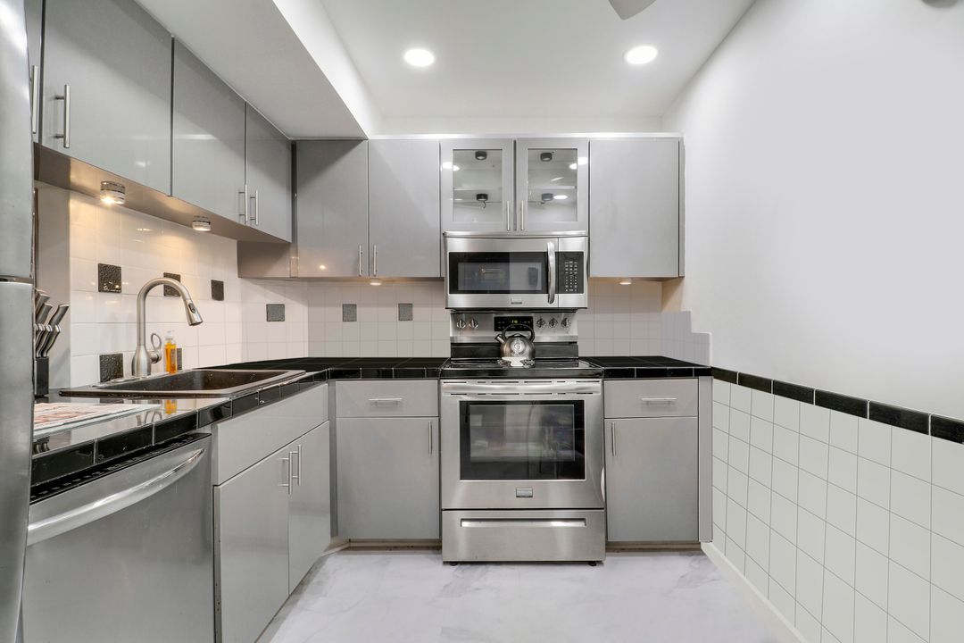 For Sale: $550,000 (1 beds, 1 baths, 987 Square Feet)