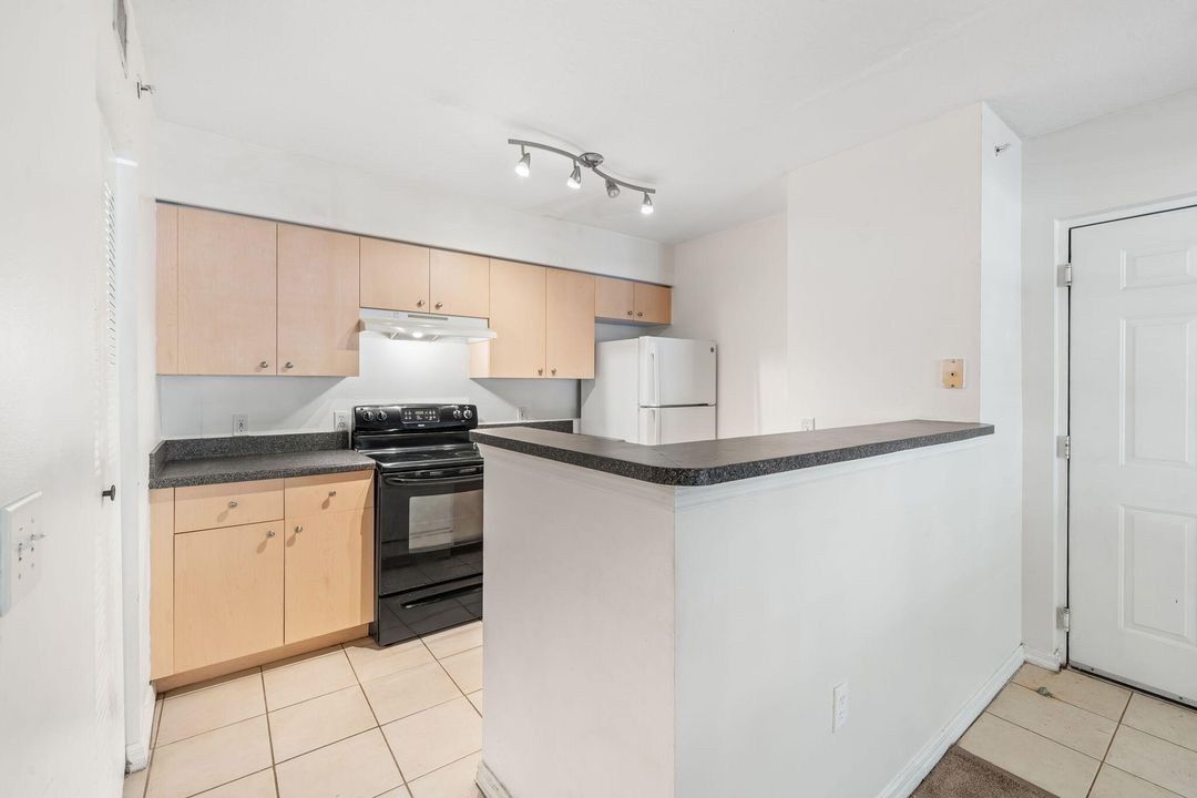 For Sale: $170,000 (1 beds, 1 baths, 760 Square Feet)