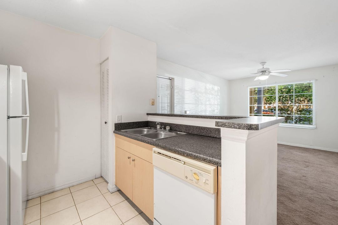 For Sale: $170,000 (1 beds, 1 baths, 760 Square Feet)