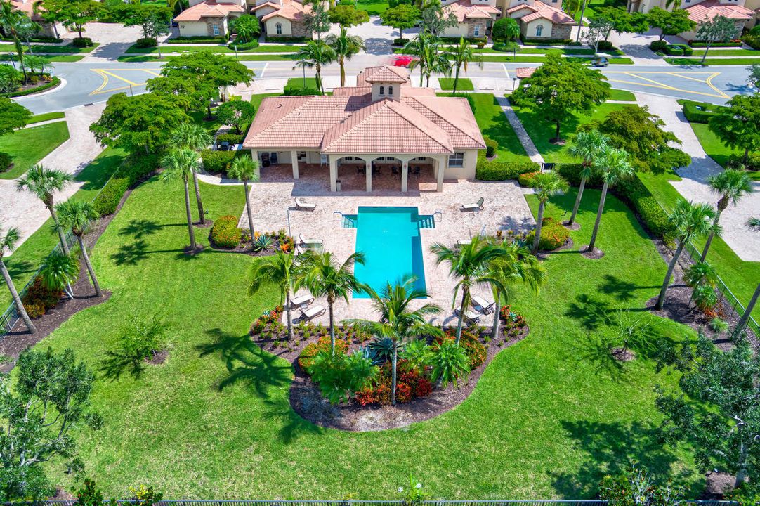 En Venta: $661,900 (3 camas, 3 baños, 2743 Pies cuadrados)