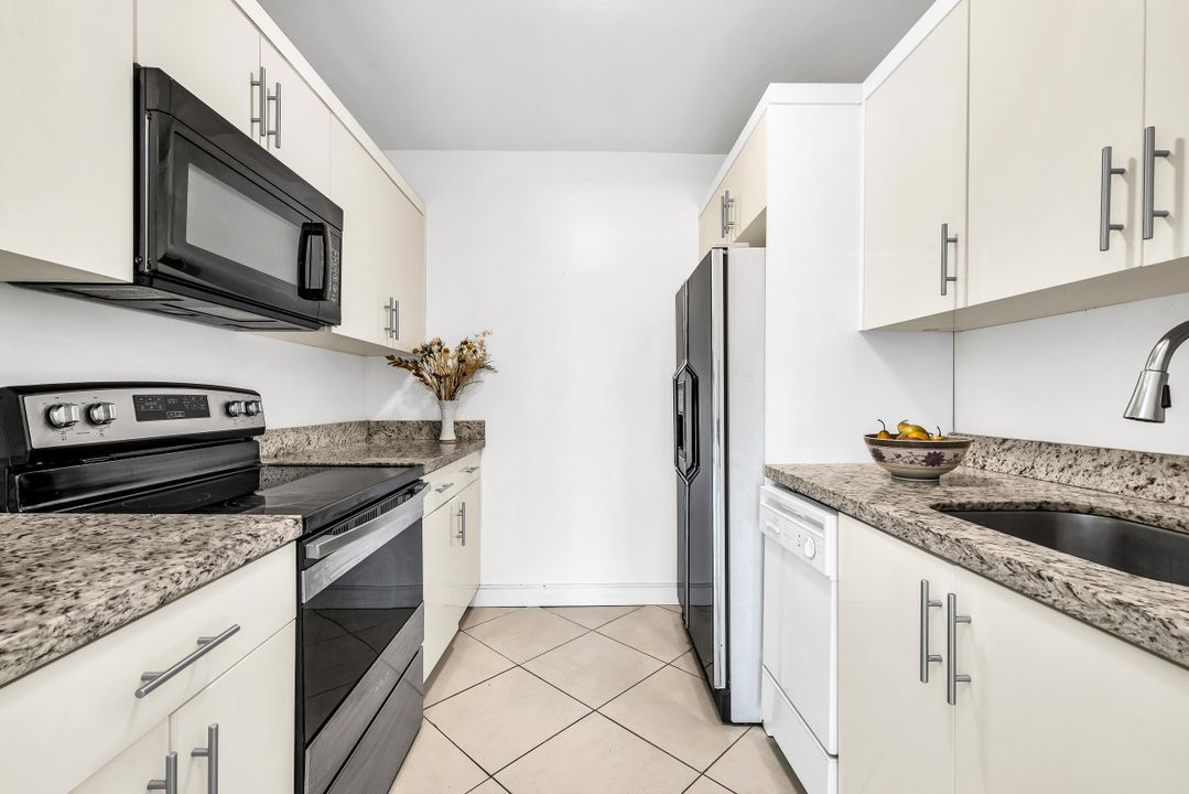 Под контрактом: $220,000 (1 спален, 1 ванн, 570 Квадратных фут)