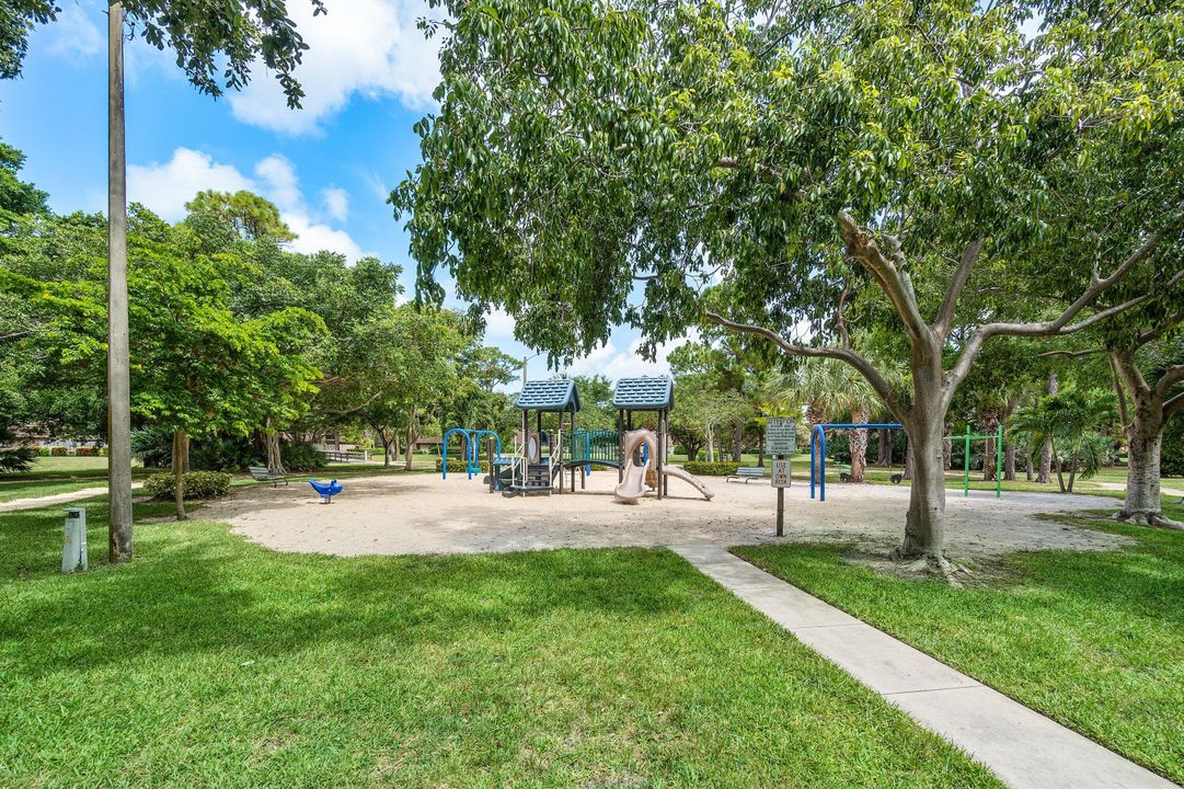 Active With Contract: $435,000 (2 beds, 2 baths, 1596 Square Feet)