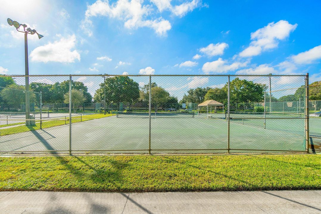 Active With Contract: $435,000 (2 beds, 2 baths, 1596 Square Feet)