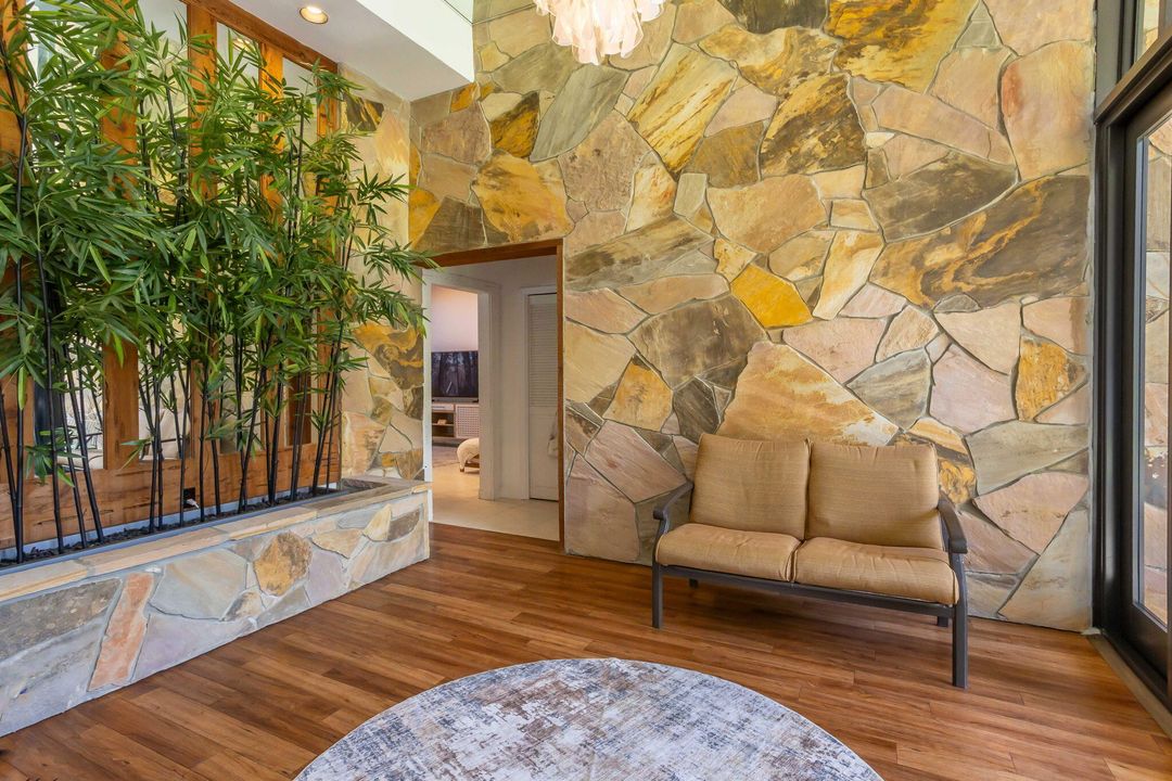 出租: $11,000 (4 贝兹, 3 浴室, 3837 平方英尺)