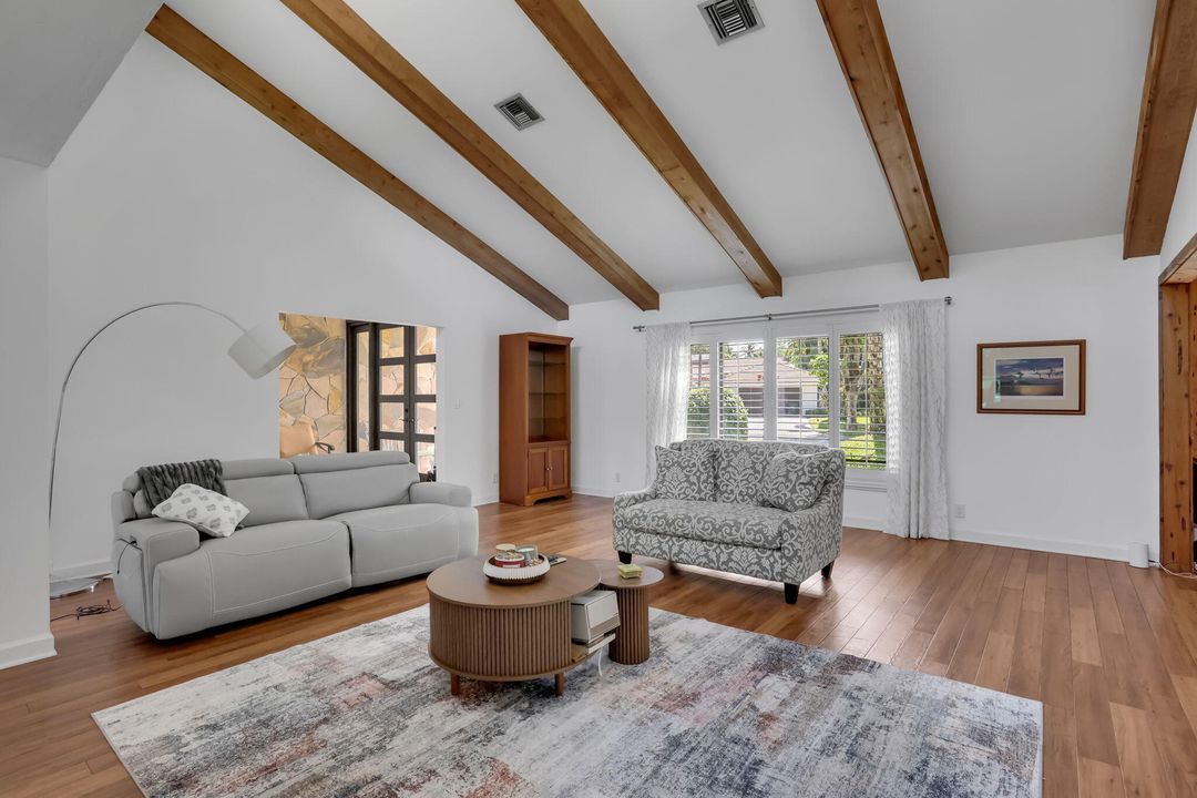 出租: $11,000 (4 贝兹, 3 浴室, 3837 平方英尺)