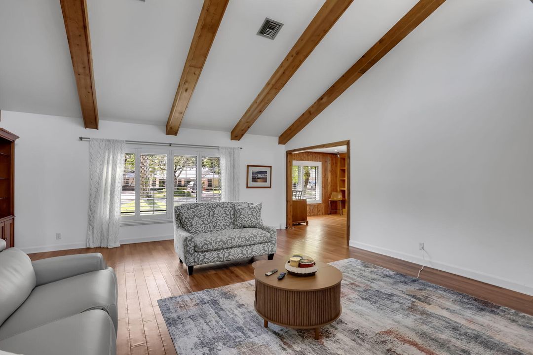 出租: $11,000 (4 贝兹, 3 浴室, 3837 平方英尺)